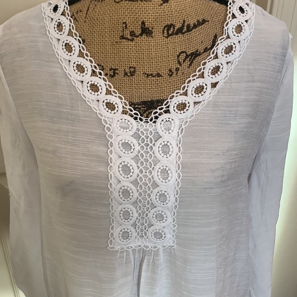 White‎ V-Neck Bell Sleeve Blouse with Eyelet Lace Trim Size M - Picture 2 of 9